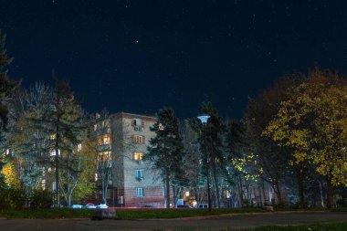 Şehirdeki yıldızlı gökyüzü. Panoramik manzara. Yıldızların altındaki Ukrayna şehri. Dnepr şehrindeki doğal gece manzarası. Arkaplan resmi.