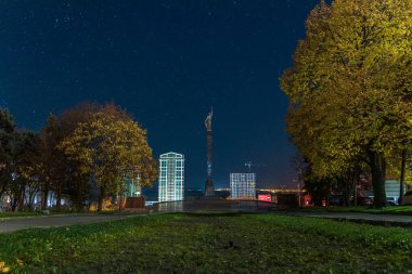 Şehirdeki yıldızlı gökyüzü. Panoramik manzara. Yıldızların altındaki Ukrayna şehri. Dnepr şehrindeki doğal gece manzarası. Arkaplan resmi.