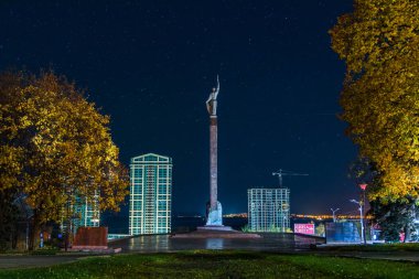 Şehirdeki yıldızlı gökyüzü. Panoramik manzara. Yıldızların altındaki Ukrayna şehri. Dnepr şehrindeki doğal gece manzarası. Arkaplan resmi.