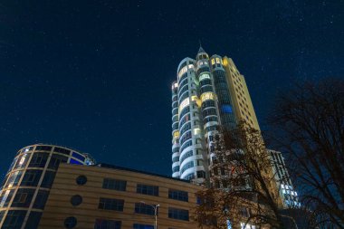 Şehirdeki yıldızlı gökyüzü. Panoramik manzara. Yıldızların altındaki Ukrayna şehri. Dnepr şehrindeki doğal gece manzarası. Arkaplan resmi.