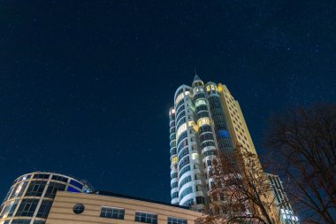 Şehirdeki yıldızlı gökyüzü. Panoramik manzara. Yıldızların altındaki Ukrayna şehri. Dnepr şehrindeki doğal gece manzarası. Arkaplan resmi.