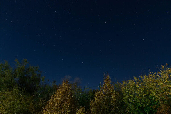 Звёздное небо в городе. Панорамный вид. Украинский город под звездами. Природный ночной вид в городе Днепр. Фоновое изображение.