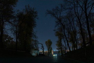 Şehirdeki yıldızlı gökyüzü. Panoramik manzara. Yıldızların altındaki Ukrayna şehri. Dnepr şehrindeki doğal gece manzarası. Arkaplan resmi.