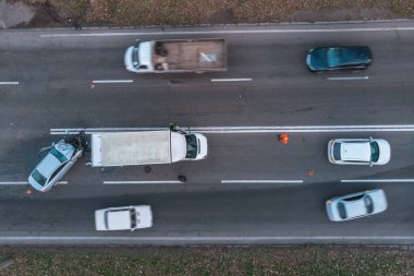 Ciddi bir kaza. Araba kazaları. Yukarıdan bak. Kaza, iki arabanın kafa kafaya çarpışması. Trafik kurallarının ihlali, sigortalı olay. Drone fotoğrafçılığı.