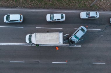 Ciddi bir kaza. Araba kazaları. Yukarıdan bak. Kaza, iki arabanın kafa kafaya çarpışması. Trafik kurallarının ihlali, sigortalı olay. Drone fotoğrafçılığı.