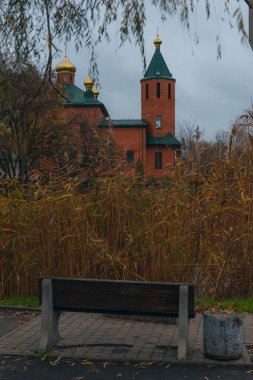 Dinyeper 'deki Ortodoks Kilisesi, deniz kenarında. Aziz Niklas Kilisesi. Hava bulutlu. Din, inanç.