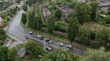 Kafa kafaya çarpışma. Yolun üst manzarası. Ciddi bir kaza. Yoldaki trafik kazaları. Trafik sıkışıklığı