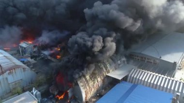 Tesise roket saldırısı. Depolarda yangın var. Kara duman ve yangın. Büyük ölçekli bir yangında İHA 'dan ateş etmek. Tahıl videosu. Kurtarma ekipleri büyük bir yangın çıkardı.