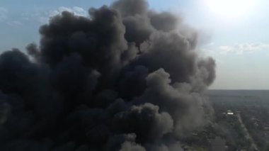 Tesise roket saldırısı. Depolarda yangın var. Kara duman ve yangın. Büyük ölçekli bir yangında İHA 'dan ateş etmek. Tahıl videosu. Kurtarma ekipleri büyük bir yangın çıkardı.