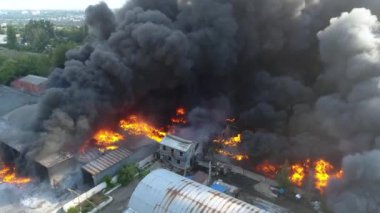 Tesise roket saldırısı. Depolarda yangın var. Kara duman ve yangın. Büyük ölçekli bir yangında İHA 'dan ateş etmek. Tahıl videosu. Kurtarma ekipleri büyük bir yangın çıkardı.