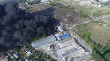 Tesise roket saldırısı. Depolarda yangın var. Kara duman ve yangın. Büyük ölçekli bir yangında İHA 'dan ateş etmek. Tahıl videosu. Kurtarma ekipleri büyük bir yangın çıkardı.