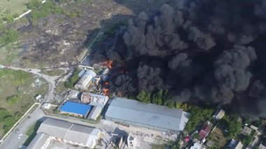 Tesise roket saldırısı. Depolarda yangın var. Kara duman ve yangın. Büyük ölçekli bir yangında İHA 'dan ateş etmek. Tahıl videosu. Kurtarma ekipleri büyük bir yangın çıkardı.