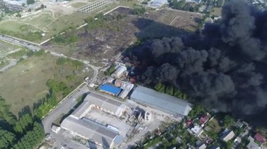 Tesise roket saldırısı. Depolarda yangın var. Kara duman ve yangın. Büyük ölçekli bir yangında İHA 'dan ateş etmek. Tahıl videosu. Kurtarma ekipleri büyük bir yangın çıkardı.