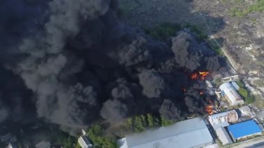 Tesise roket saldırısı. Depolarda yangın var. Kara duman ve yangın. Büyük ölçekli bir yangında İHA 'dan ateş etmek. Tahıl videosu. Kurtarma ekipleri büyük bir yangın çıkardı.