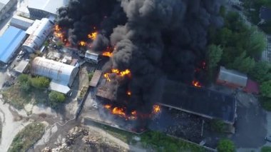 Tesise roket saldırısı. Depolarda yangın var. Kara duman ve yangın. Büyük ölçekli bir yangında İHA 'dan ateş etmek. Tahıl videosu. Kurtarma ekipleri büyük bir yangın çıkardı.