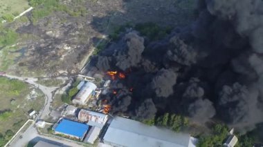 Tesise roket saldırısı. Depolarda yangın var. Kara duman ve yangın. Büyük ölçekli bir yangında İHA 'dan ateş etmek. Tahıl videosu. Kurtarma ekipleri büyük bir yangın çıkardı.