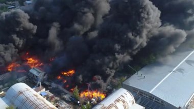 Tesise roket saldırısı. Depolarda yangın var. Kara duman ve yangın. Büyük ölçekli bir yangında İHA 'dan ateş etmek. Tahıl videosu. Kurtarma ekipleri büyük bir yangın çıkardı.