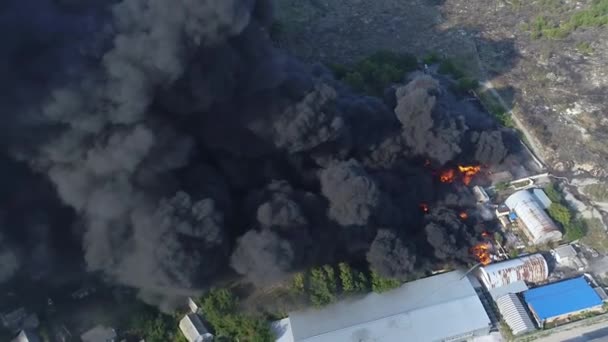 Ataque Con Cohetes Planta Almacén Edificio Fuerte Fuego Almacenes Humo — Vídeo de stock