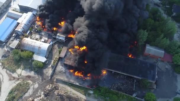 Atak Rakietowy Fabrykę Budynek Magazynowy Silny Pożar Magazynach Czarny Dym — Wideo stockowe
