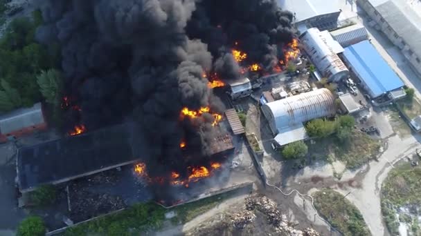 ロケットが工場を襲った 倉庫に強い火を建てている倉庫 黒い煙と火 大規模な火災でドローンから撮影 グレイン ビデオ 救助隊は大きな火を放った — ストック動画