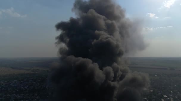 Επίθεση Πυραύλου Στο Εργοστάσιο Κτίριο Αποθήκη Ισχυρή Φωτιά Αποθήκες Μαύρο — Αρχείο Βίντεο