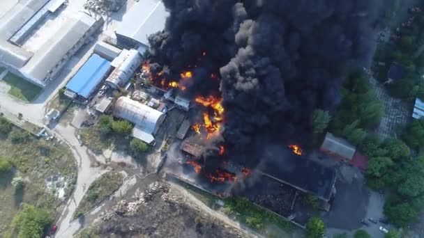 Raketový Útok Továrnu Skladiště Buduje Silný Požár Skladech Černý Kouř — Stock video