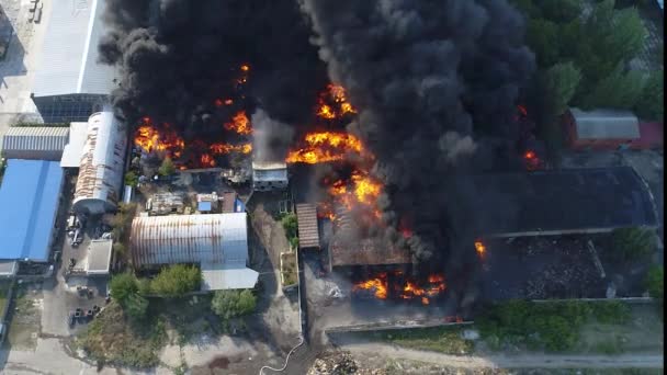 Atak Rakietowy Fabrykę Budynek Magazynowy Silny Pożar Magazynach Czarny Dym — Wideo stockowe