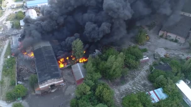 Ataque Con Cohetes Planta Almacén Edificio Fuerte Fuego Almacenes Humo — Vídeo de stock