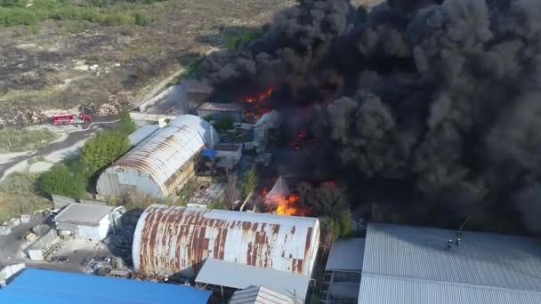 Επίθεση Πυραύλου Στο Εργοστάσιο Κτίριο Αποθήκη Ισχυρή Φωτιά Αποθήκες Μαύρο — Αρχείο Βίντεο