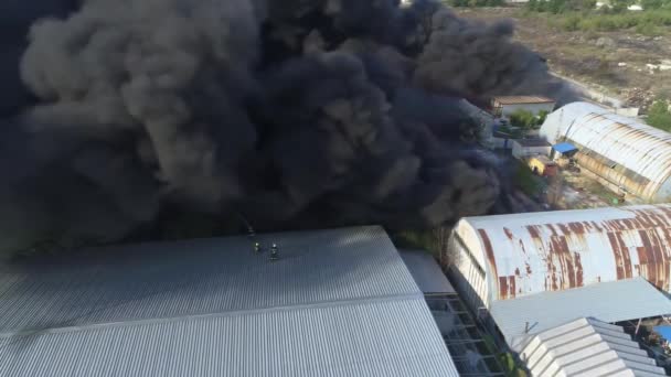 Ataque Foguete Planta Armazém Edifício Forte Fogo Armazéns Fumaça Preta — Vídeo de Stock