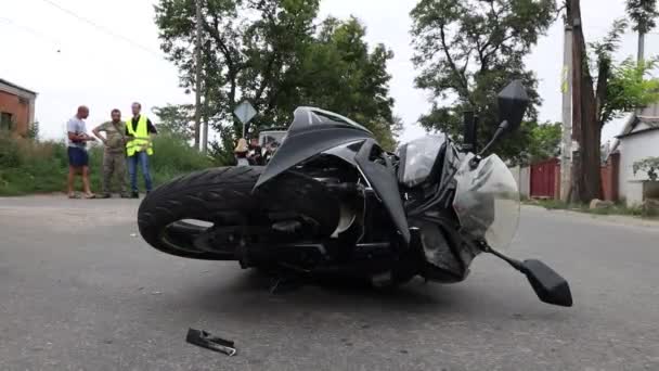 Motorka Leží Chodníku Výletě Těžká Nehoda Nehoda Detailní Záběr — Stock video