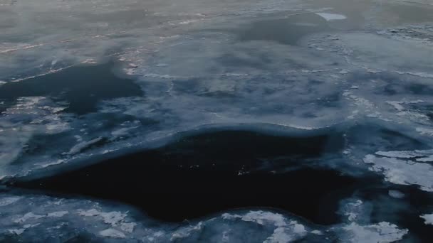 割れ目のある青い氷の抽象的な背景テクスチャ 海の冬の風景 冬には海面に雪や氷が浮かんでいる 川は氷で覆われていた 素晴らしい冬の日 — ストック動画