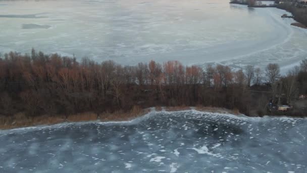割れ目のある青い氷の抽象的な背景テクスチャ 海の冬の風景 冬には海面に雪や氷が浮かんでいる 川は氷で覆われていた 素晴らしい冬の日 — ストック動画