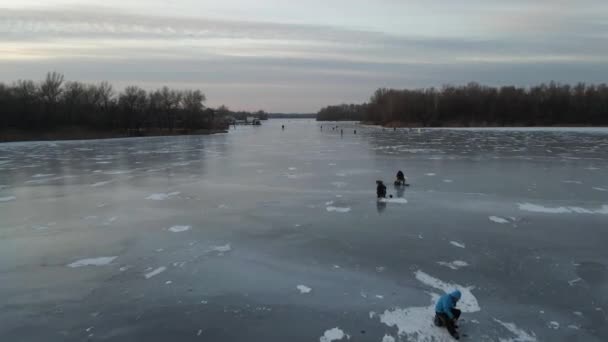 Schöne Winterliche Flusslandschaft Mit Eisbedecktem Fluss Winterangeln Auf Eis Fischer — Stockvideo