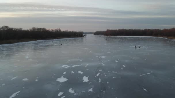 Piękny Zimowy Krajobraz Rzeki Pokrytą Lodem Rzeką Zimowy Połów Lodzie — Wideo stockowe