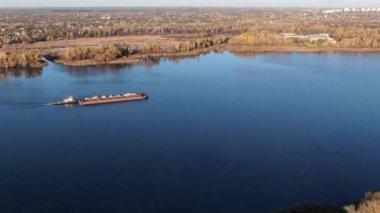 Ukrayna mavnası Dinyeper Nehri 'nde yelken açıyor. Ticari gemi. Malların su taşımacılığıyla taşınması. Avrupa 'ya ihraç. Kuş bakışı. Yukarıdan bak. Dnipro, Ukrayna