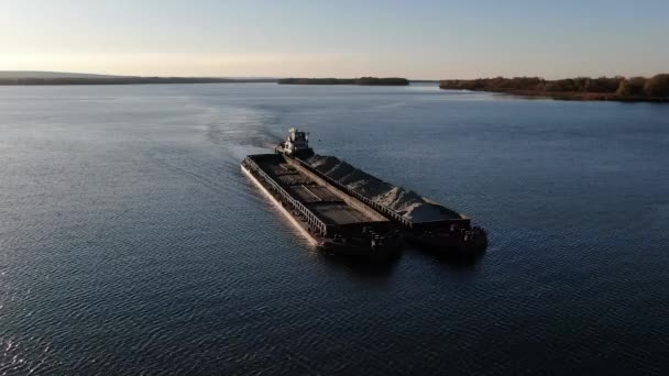 乌克兰驳船在第聂伯河上航行 水运货物运输 出口到欧洲 从上面看 Dnipro 乌克兰 — 图库视频影像
