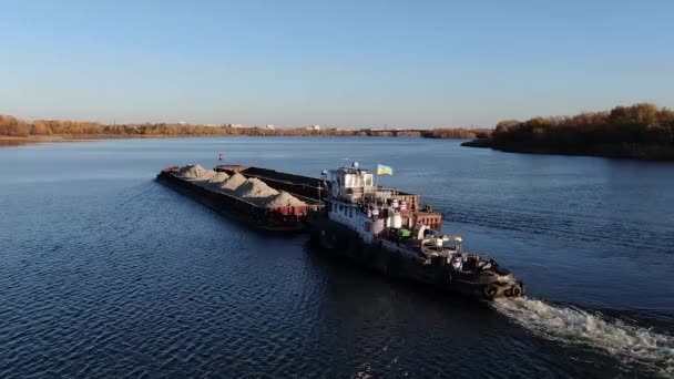 Ukrainska Pråm Seglar Floden Dnepr Handelsfartyg Varutransporter Med Sjötransport Export — Stockvideo