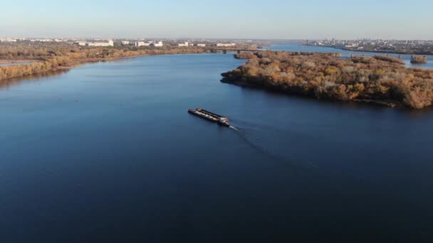 Barcaza Ucraniana Navegando Por Río Dniéper Envío Mercantes Transporte Mercancías — Vídeo de stock