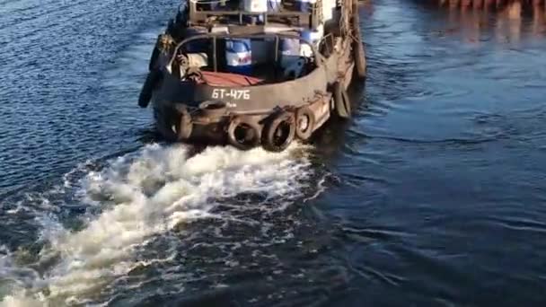 ドニーパー川を航行するウクライナのバージ マーチャント船 水道輸送による商品の輸送 ヨーロッパへの輸出 バードの視点 上から見る ドニプロ ウクライナ — ストック動画
