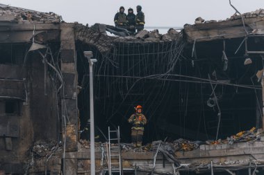 Ukrayna ve Rusya 'da savaş sırasında balistik bir füze tarafından vurulduktan sonra bir alışveriş merkezinde yıkım. Savaş, evlerin yıkılması. Alışveriş merkezi Appolo. DNIPRO, UKRAINE 29 Aralık 2023