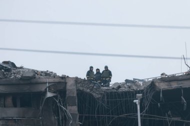 Ukrayna ve Rusya 'da savaş sırasında balistik bir füze tarafından vurulduktan sonra bir alışveriş merkezinde yıkım. Savaş, evlerin yıkılması. Alışveriş merkezi Appolo. DNIPRO, UKRAINE 29 Aralık 2023