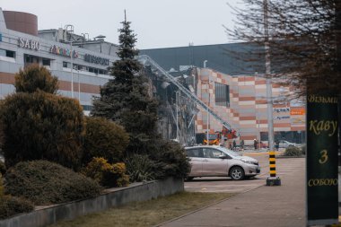 Ukrayna ve Rusya 'da savaş sırasında balistik bir füze tarafından vurulduktan sonra bir alışveriş merkezinde yıkım. Savaş, evlerin yıkılması. Alışveriş merkezi Appolo. DNIPRO, UKRAINE 29 Aralık 2023