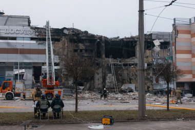 Ukrayna ve Rusya 'da savaş sırasında balistik bir füze tarafından vurulduktan sonra bir alışveriş merkezinde yıkım. Savaş, evlerin yıkılması. Alışveriş merkezi Appolo. DNIPRO, UKRAINE 29 Aralık 2023