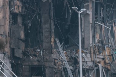 Ukrayna ve Rusya 'da savaş sırasında balistik bir füze tarafından vurulduktan sonra bir alışveriş merkezinde yıkım. Savaş, evlerin yıkılması. Alışveriş merkezi Appolo. DNIPRO, UKRAINE 29 Aralık 2023