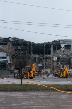Ukrayna ve Rusya 'da savaş sırasında balistik bir füze tarafından vurulduktan sonra bir alışveriş merkezinde yıkım. Savaş, evlerin yıkılması. Alışveriş merkezi Appolo. DNIPRO, UKRAINE 29 Aralık 2023