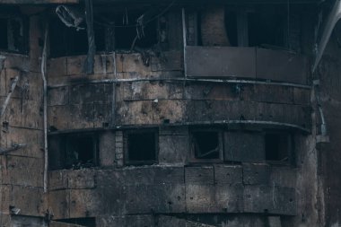 Ukrayna ve Rusya 'da savaş sırasında balistik bir füze tarafından vurulduktan sonra bir alışveriş merkezinde yıkım. Savaş, evlerin yıkılması. Alışveriş merkezi Appolo. DNIPRO, UKRAINE 29 Aralık 2023