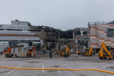 Ukrayna ve Rusya 'da savaş sırasında balistik bir füze tarafından vurulduktan sonra bir alışveriş merkezinde yıkım. Savaş, evlerin yıkılması. Alışveriş merkezi Appolo. DNIPRO, UKRAINE 29 Aralık 2023