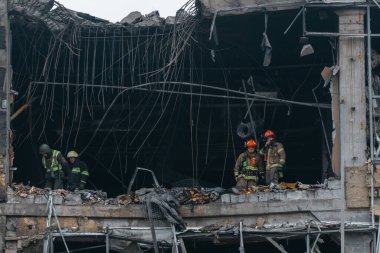 Ukrayna ve Rusya 'da savaş sırasında balistik bir füze tarafından vurulduktan sonra bir alışveriş merkezinde yıkım. Savaş, evlerin yıkılması. Alışveriş merkezi Appolo. DNIPRO, UKRAINE 29 Aralık 2023