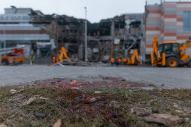 Ukrayna ve Rusya 'da savaş sırasında balistik bir füze tarafından vurulduktan sonra bir alışveriş merkezinde yıkım. Savaş, evlerin yıkılması. Alışveriş merkezi Appolo. DNIPRO, UKRAINE 29 Aralık 2023